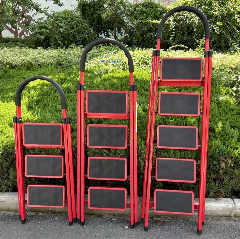 Thang-ghe-khung-sat-chu-A-gap-gon-mau-do