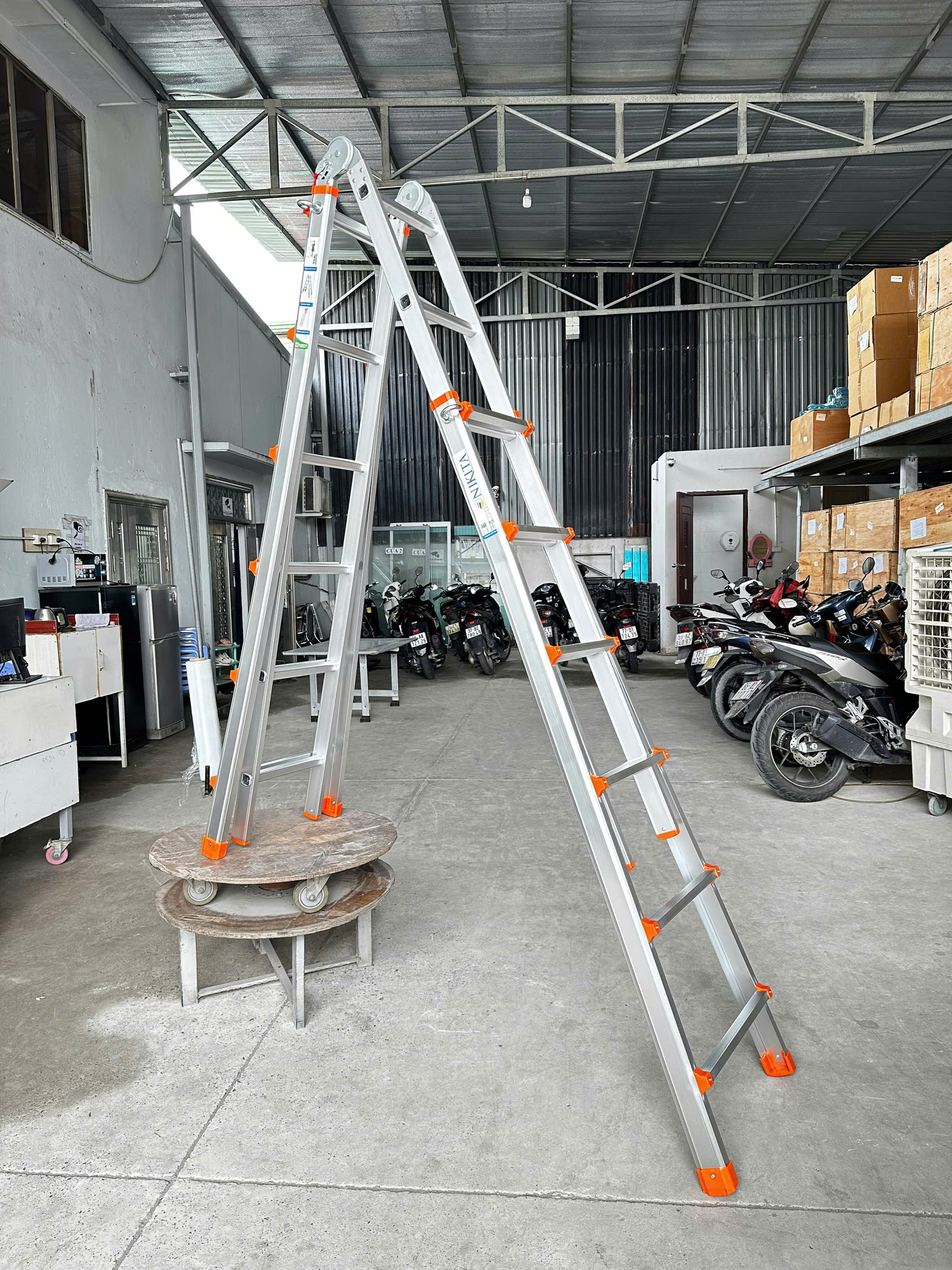Hình ảnh thực tế thang AM06 17 Thang Nhôm Gấp Đa Năng AM06